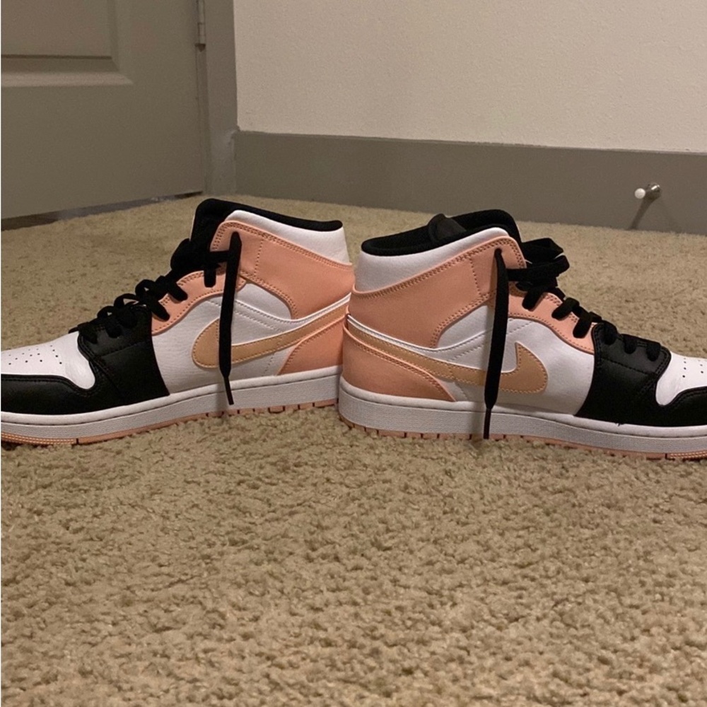 jordan air 1 mind,black,white,pink, walked in twice - Picture 3 of 4